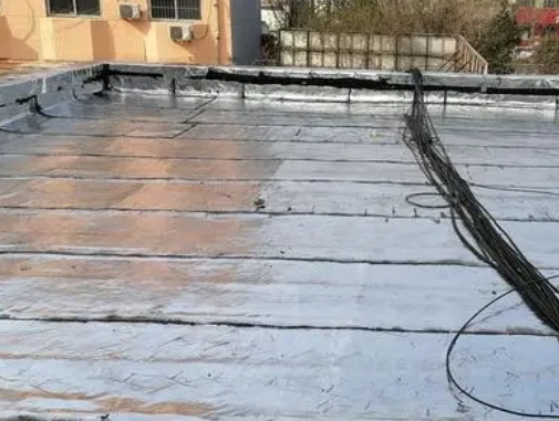 景宁卫生间漏水维修公司分享下景宁屋面楼顶防水刚性防水层施工要点。